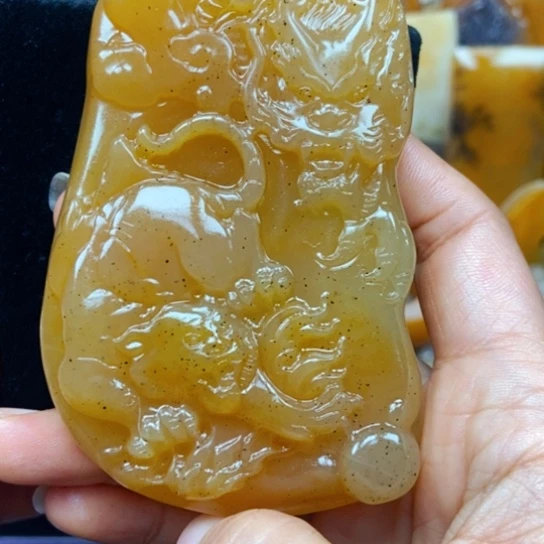 石英质玉（黄龙玉）未镶嵌颈饰