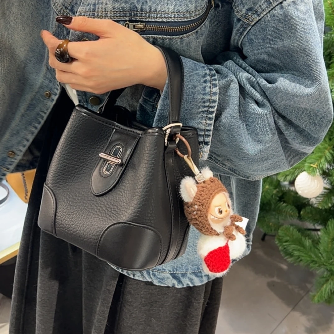奶呼呼【胶囊水桶】头层牛皮斜挎单肩两用女士百搭毛绒包包手拎包