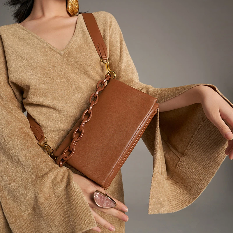 C.LI原创设计  亚克力链条时尚休闲多隔层可可风琴包