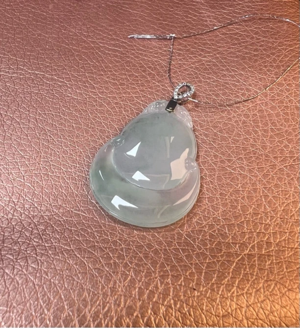 冰种翡翠淡春彩纳福吊坠