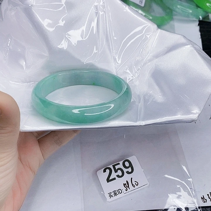 翡翠未镶嵌手镯一图一物实物为准（微瑕处理）