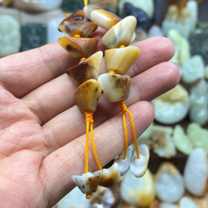 小***8和田玉未镶嵌颈饰