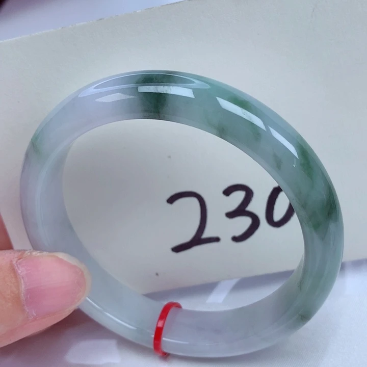 翡翠手镯未镶嵌翡翠