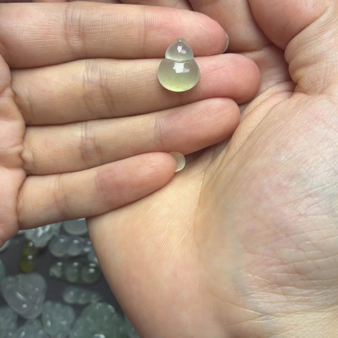 翡翠未镶嵌颈饰炸光葫芦