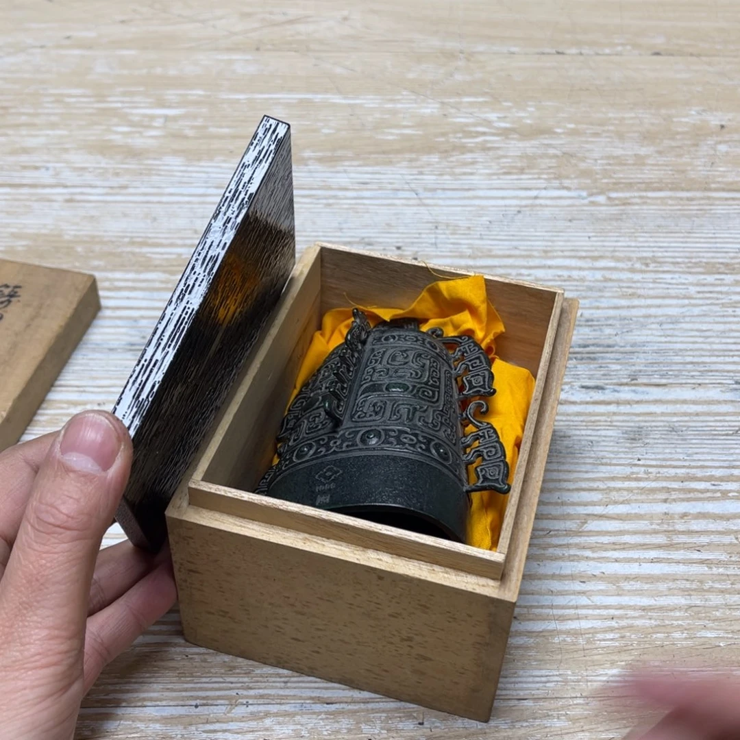 瓷片太**远密密麻麻地排列着一个