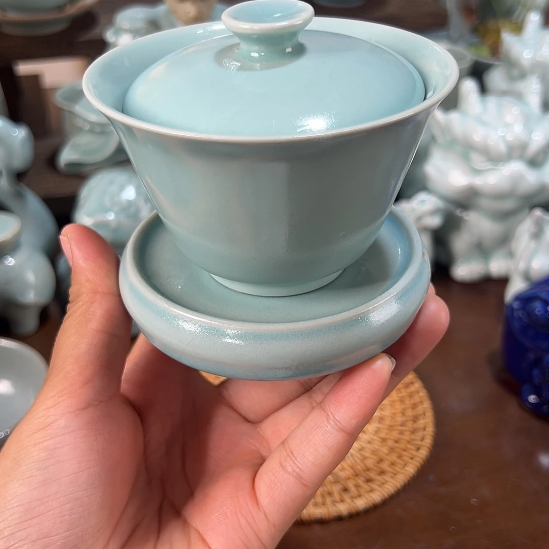 微瑕支钉天青盖碗。