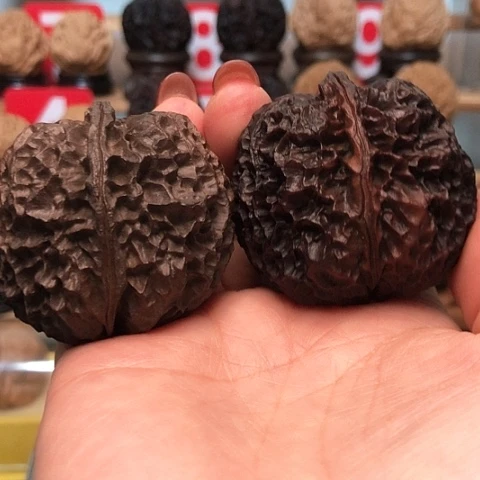 文玩核桃把件闲****。云南铁核桃