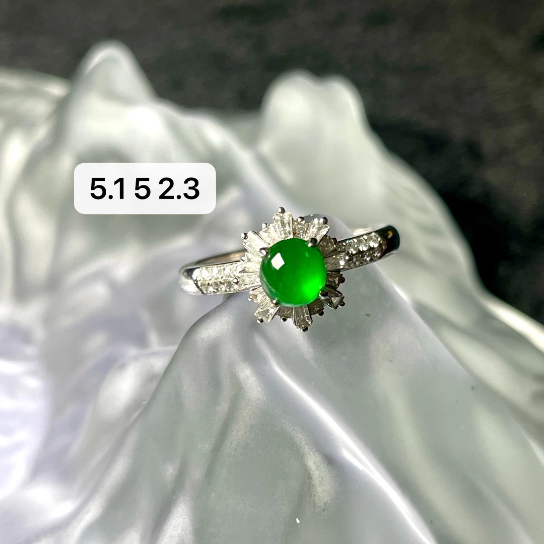 天然a货缅甸翡翠小龙石阳绿蛋面戒指