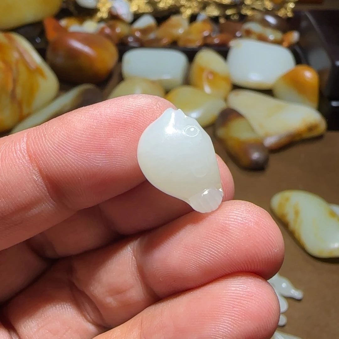 乌***乌和田玉（白玉）未镶嵌颈饰