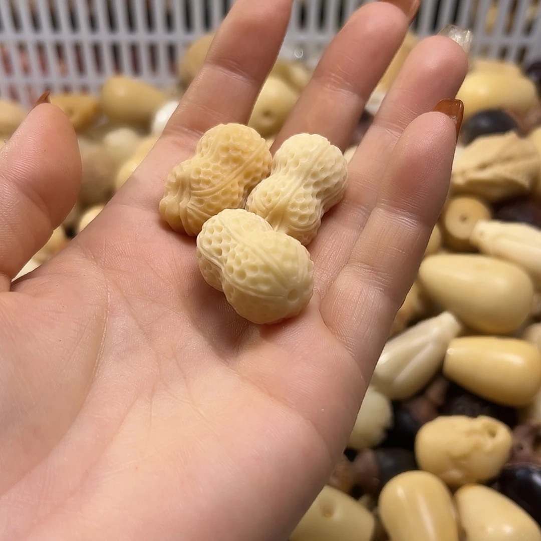 白玉菩提吊坠瑕疵花生3颗有裂