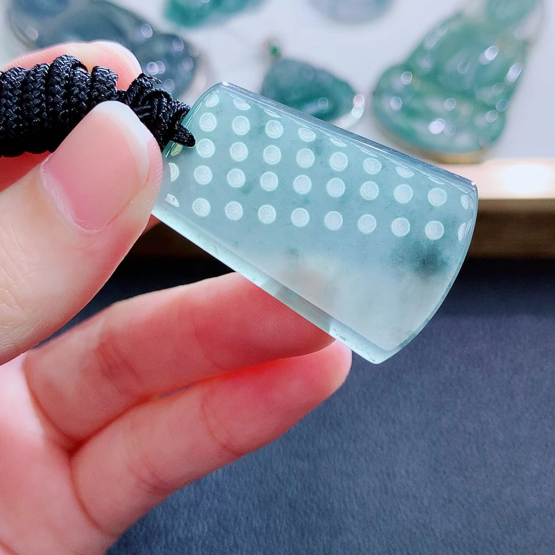 翡翠挂件未镶嵌翡翠