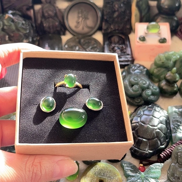 蛇纹石玉未镶嵌颈饰