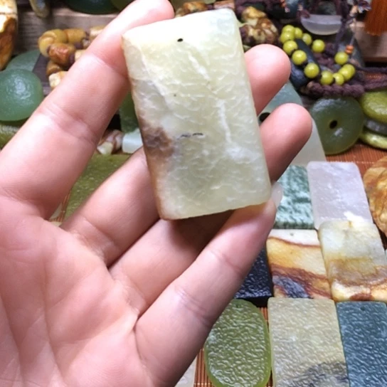 岫玉未镶嵌颈饰岫