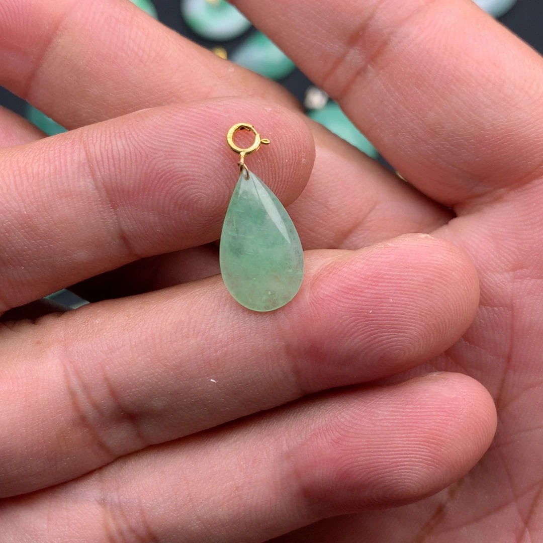 翡翠18K金镶嵌颈饰水滴