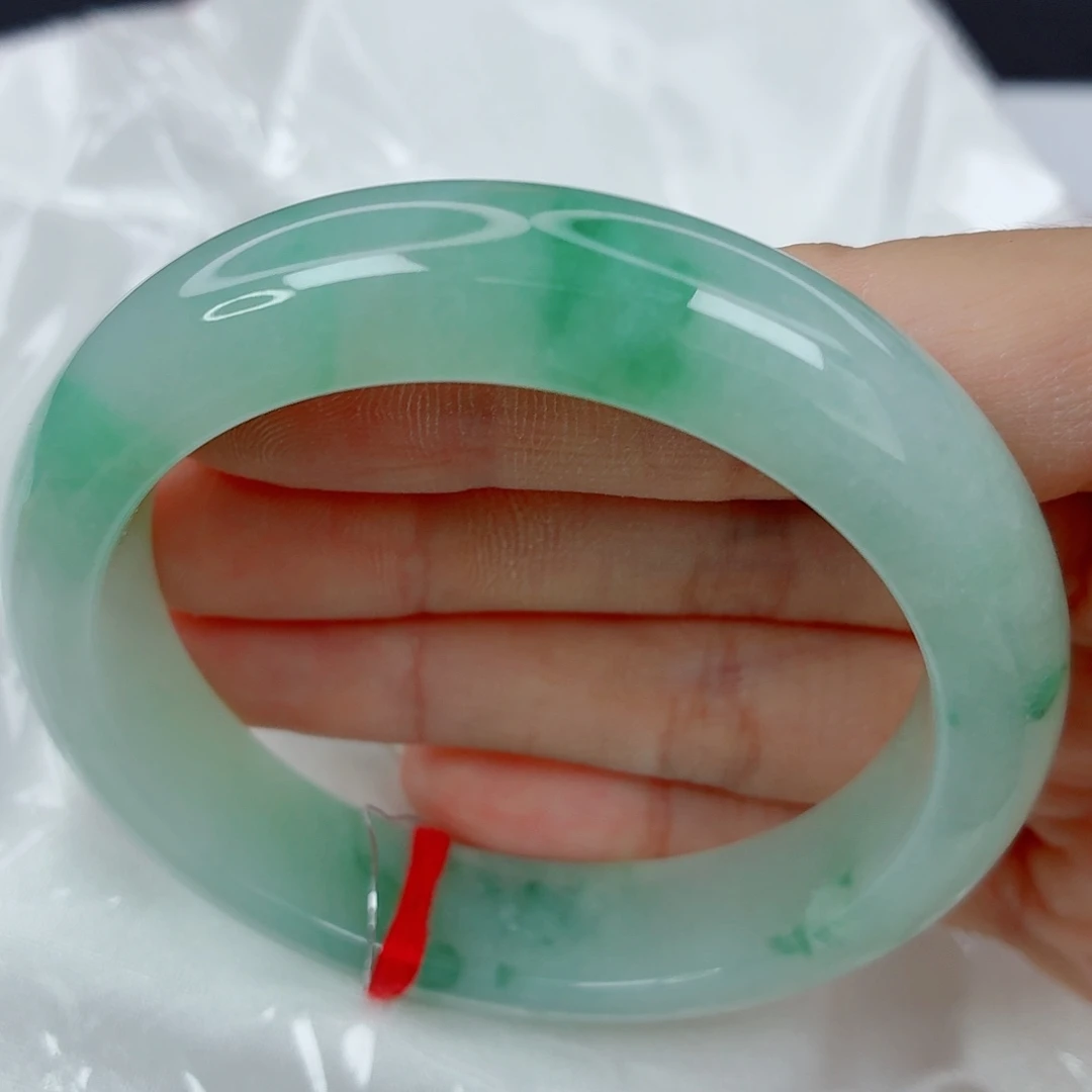 翡翠未镶嵌手镯54.5正圈，胶润阳绿飘花，品相好，强推