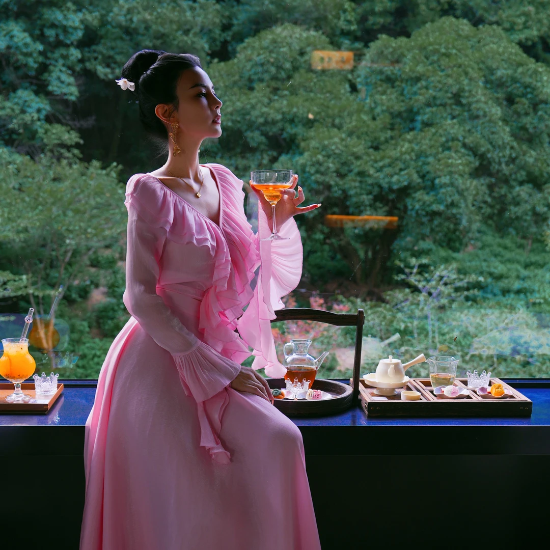 魏元高定/粉色法式轻奢时尚休闲设计感荷叶边喇叭袖套装-0990