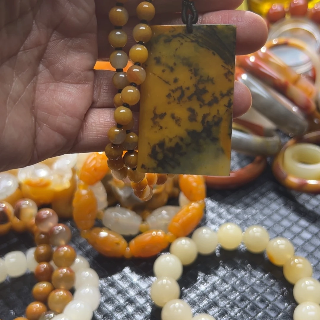 石英质玉未镶嵌颈饰