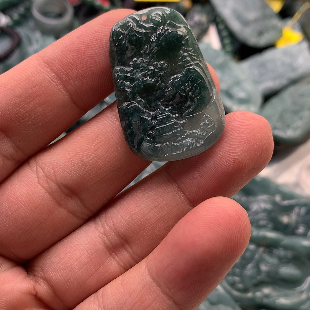 翡翠未镶嵌颈饰山水