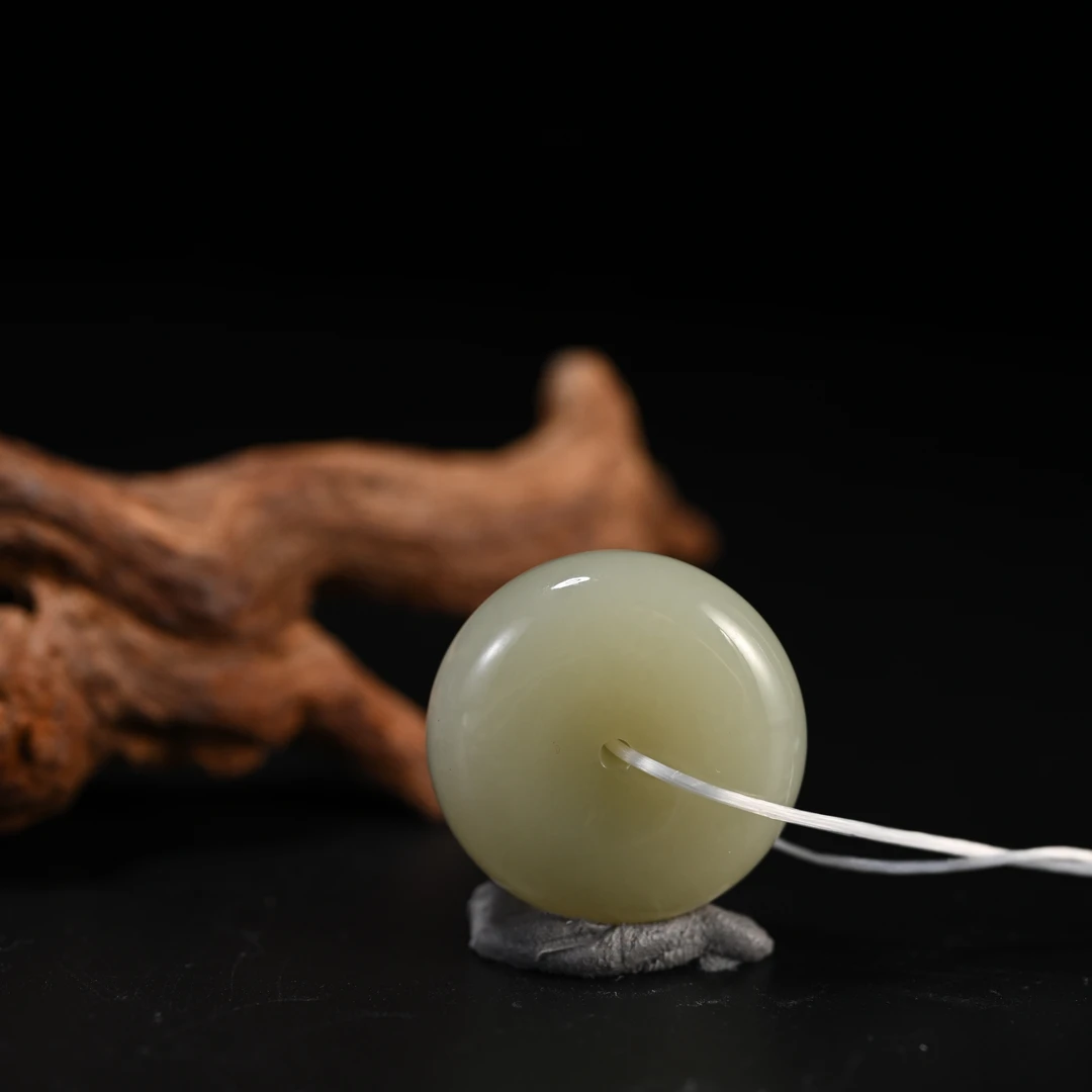 Lot8826 25YU105792和田玉平安扣挂件/保利