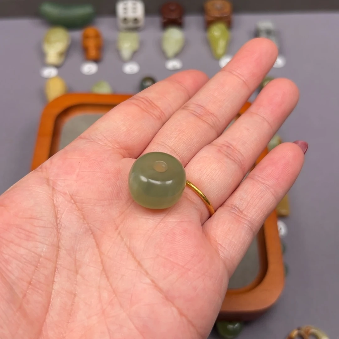 蛇纹石玉颈饰未镶嵌微瑕