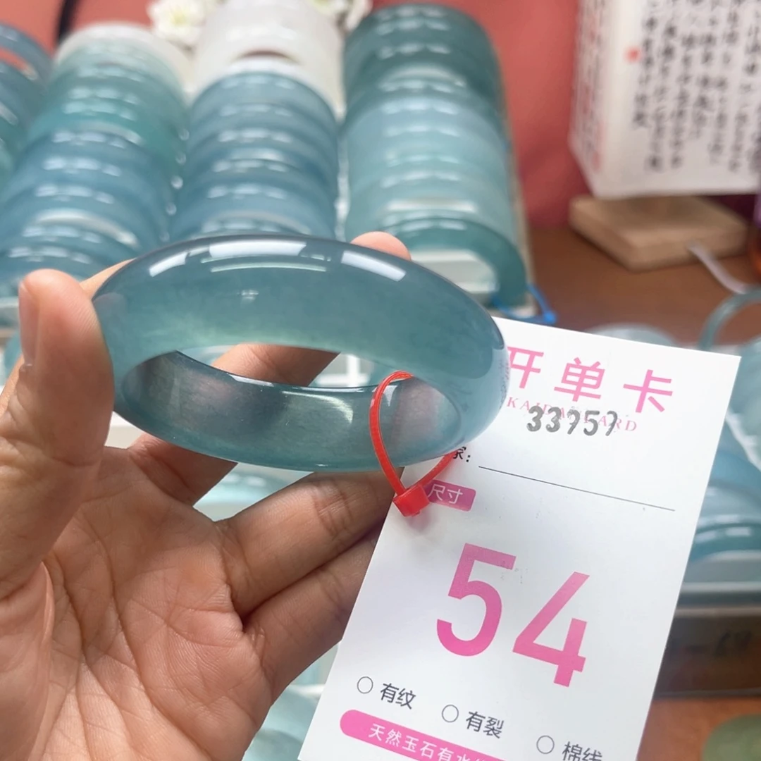 薇****石英质玉未镶嵌手镯