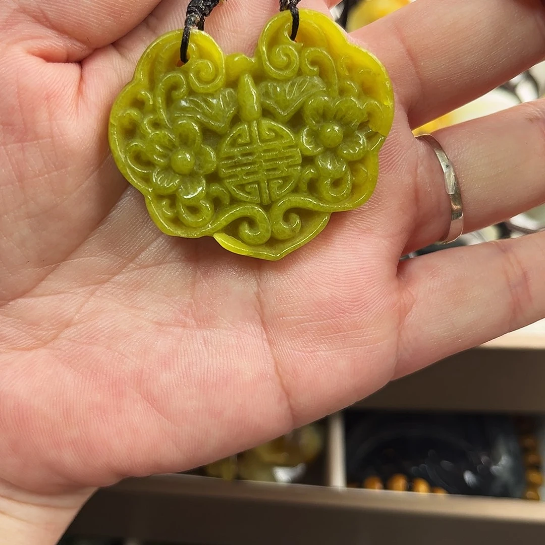 蛇纹石玉颈饰未镶嵌