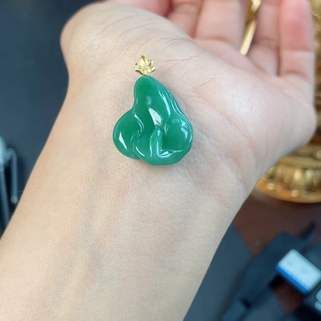 人***见翡翠18K金镶嵌颈饰