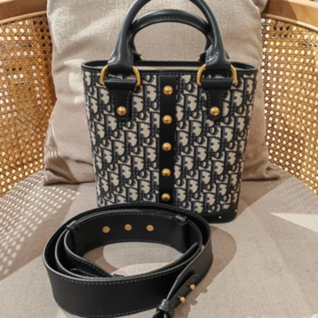 95新 DIOR/迪奥 迪奥dior老花限量铆钉水桶包 托特包（13628155）