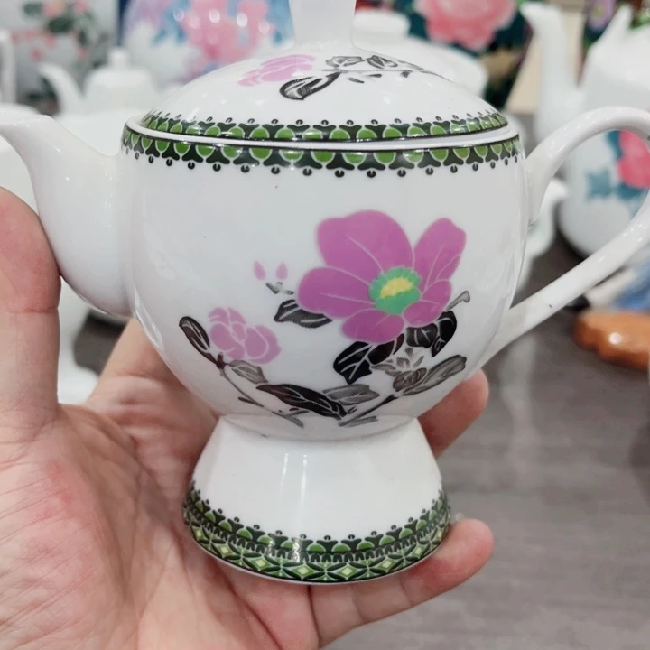 釉下五彩的瓷器在瓷器