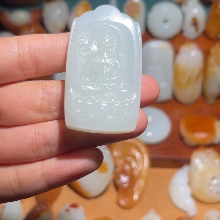 金***君和田玉未镶嵌颈饰