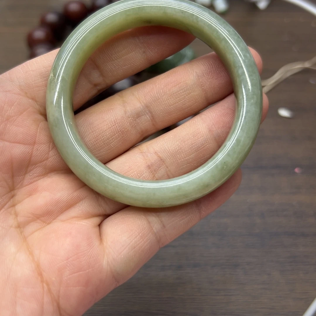 和田玉未镶嵌手镯51.1圈围213瑕