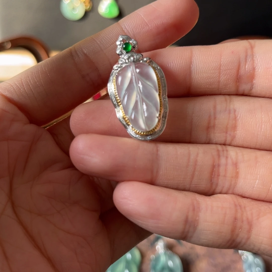 颈饰18K金镶嵌翡翠叶子