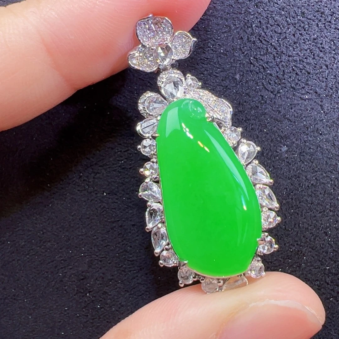 翡翠18K金镶嵌颈饰吊坠