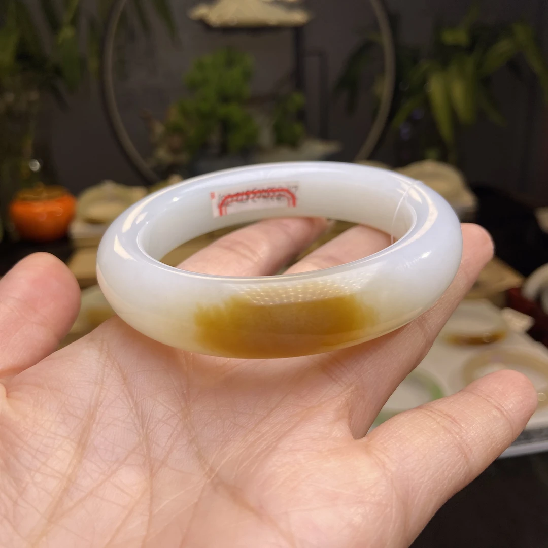 天然和田玉一口糖聚红糖白底老料手镯5758