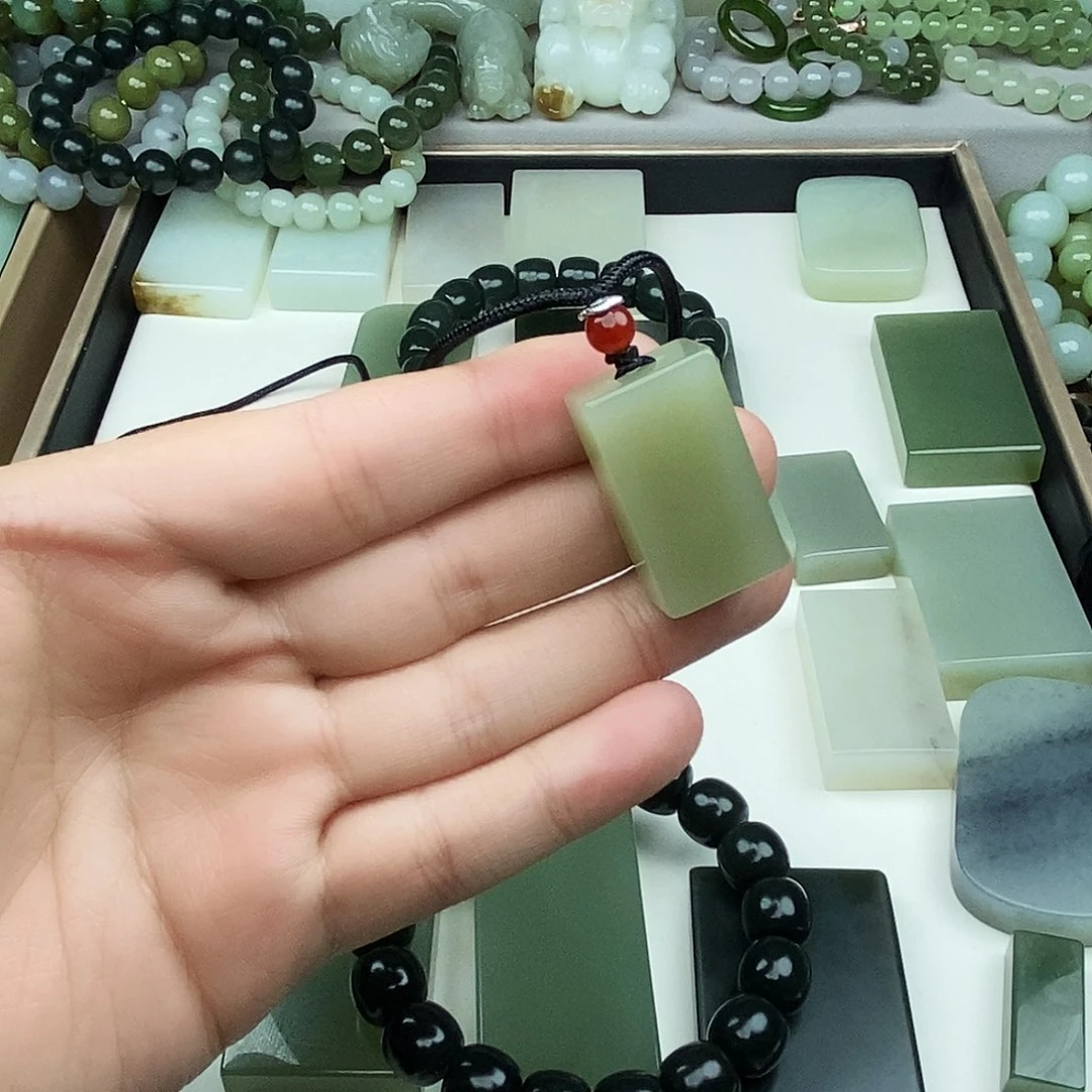 一***鱼和田玉未镶嵌颈饰