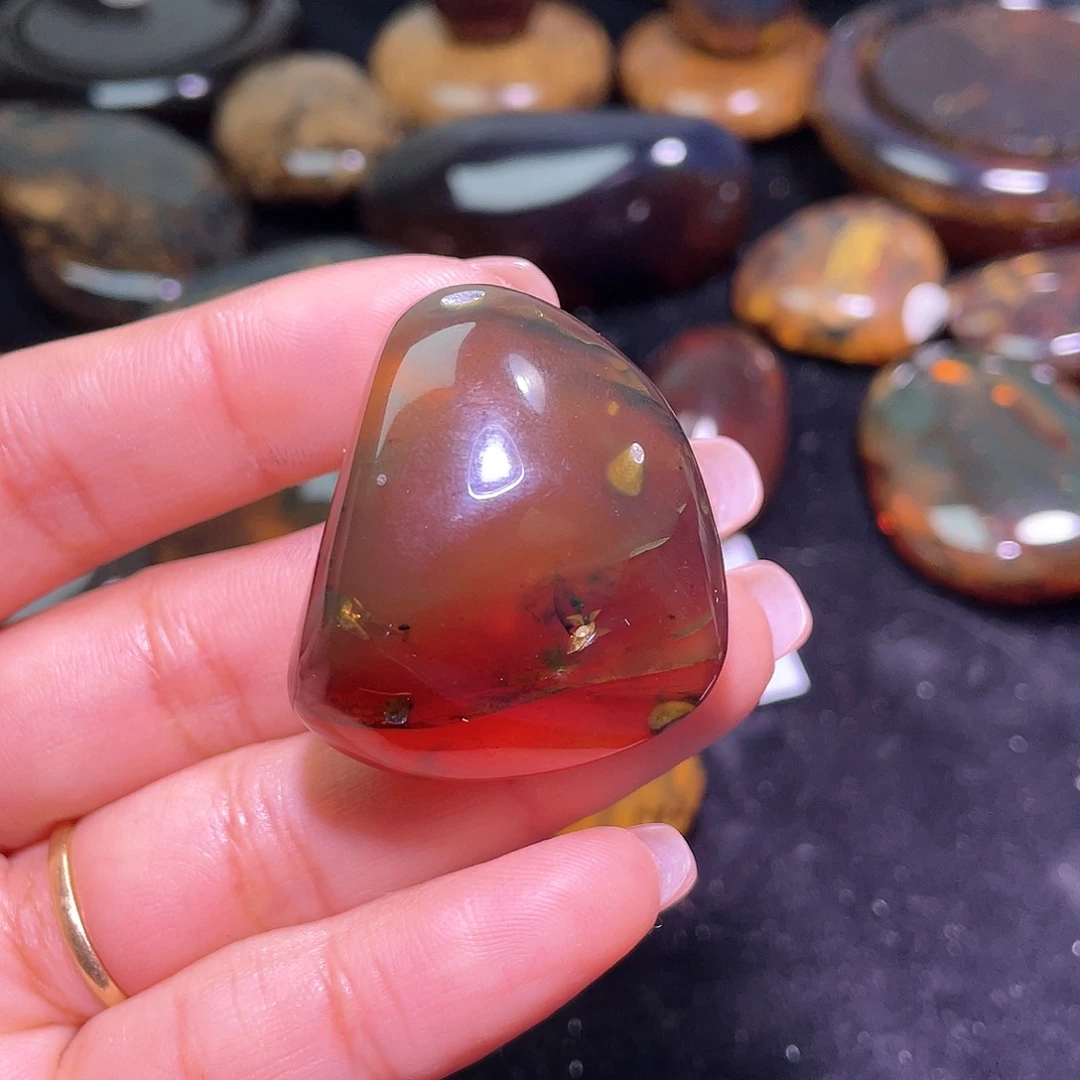 琥珀裸石未镶嵌？