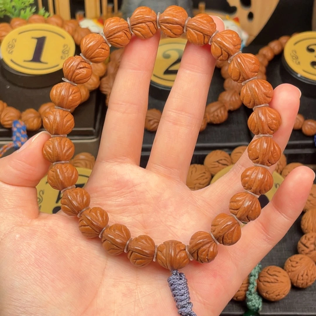 吊坠桃核玉龙脊13手持