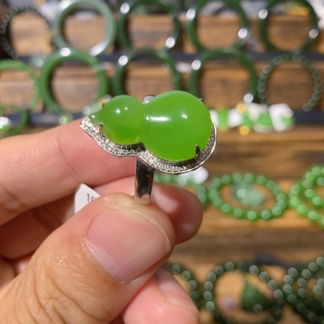 【闪购商品】吊坠(不含链)18K金镶嵌和田玉乌兰海苹果绿葫芦戒指
