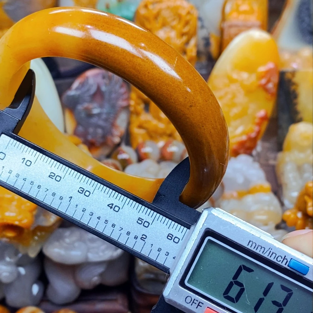 未镶嵌石英质玉（黄龙玉）颈饰