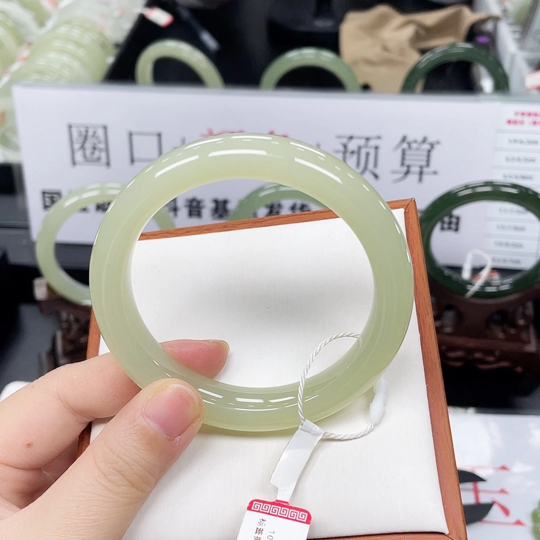 和田玉未镶嵌手镯