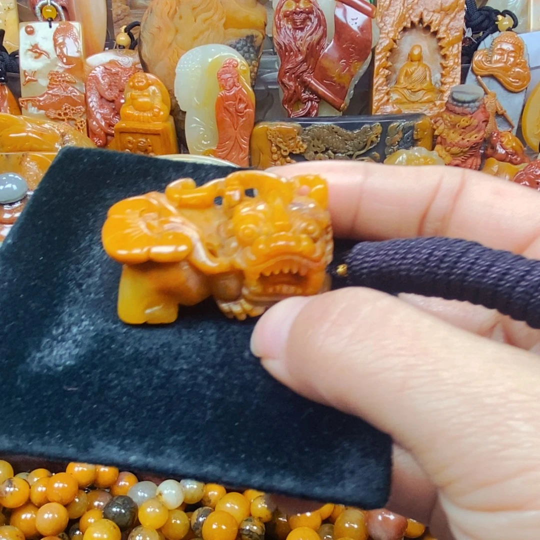 未镶嵌石英质玉（黄龙玉）颈饰