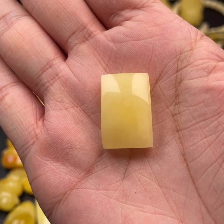 琥珀未镶嵌颈饰如图