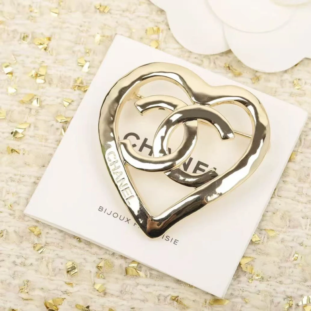 95新 Chanel/香奈儿 代卖服务！金色爱心胸针 10228491  nn