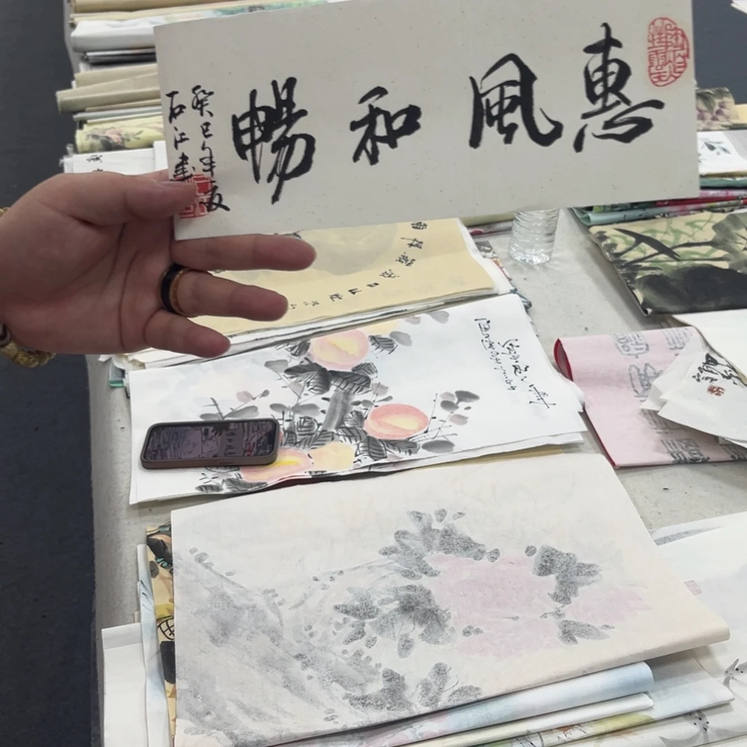 国画卖字画的小男孩