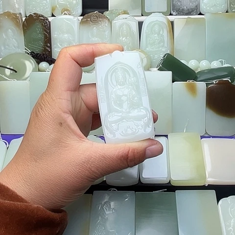 颈饰未镶嵌和田玉山*