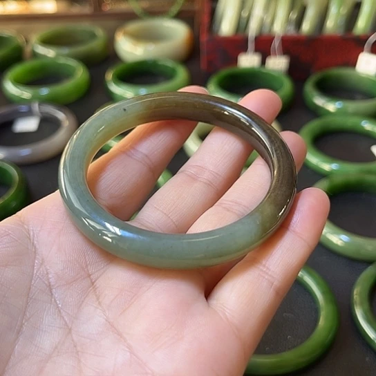 和田玉未镶嵌手镯