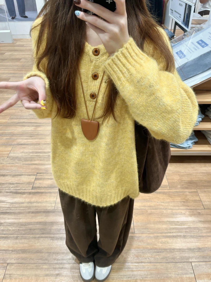 秋冬氛围感三粒扣长袖针织衫女2025新款加厚宽松慵懒软糯套头毛衣