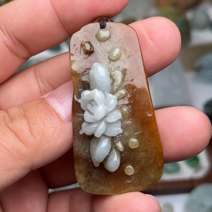 翡翠未镶嵌颈饰荷花