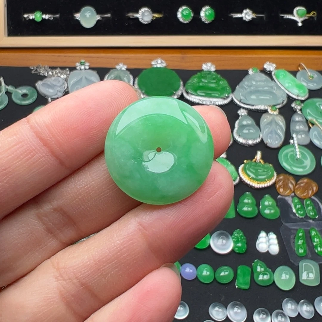 翡翠未镶嵌颈饰扣