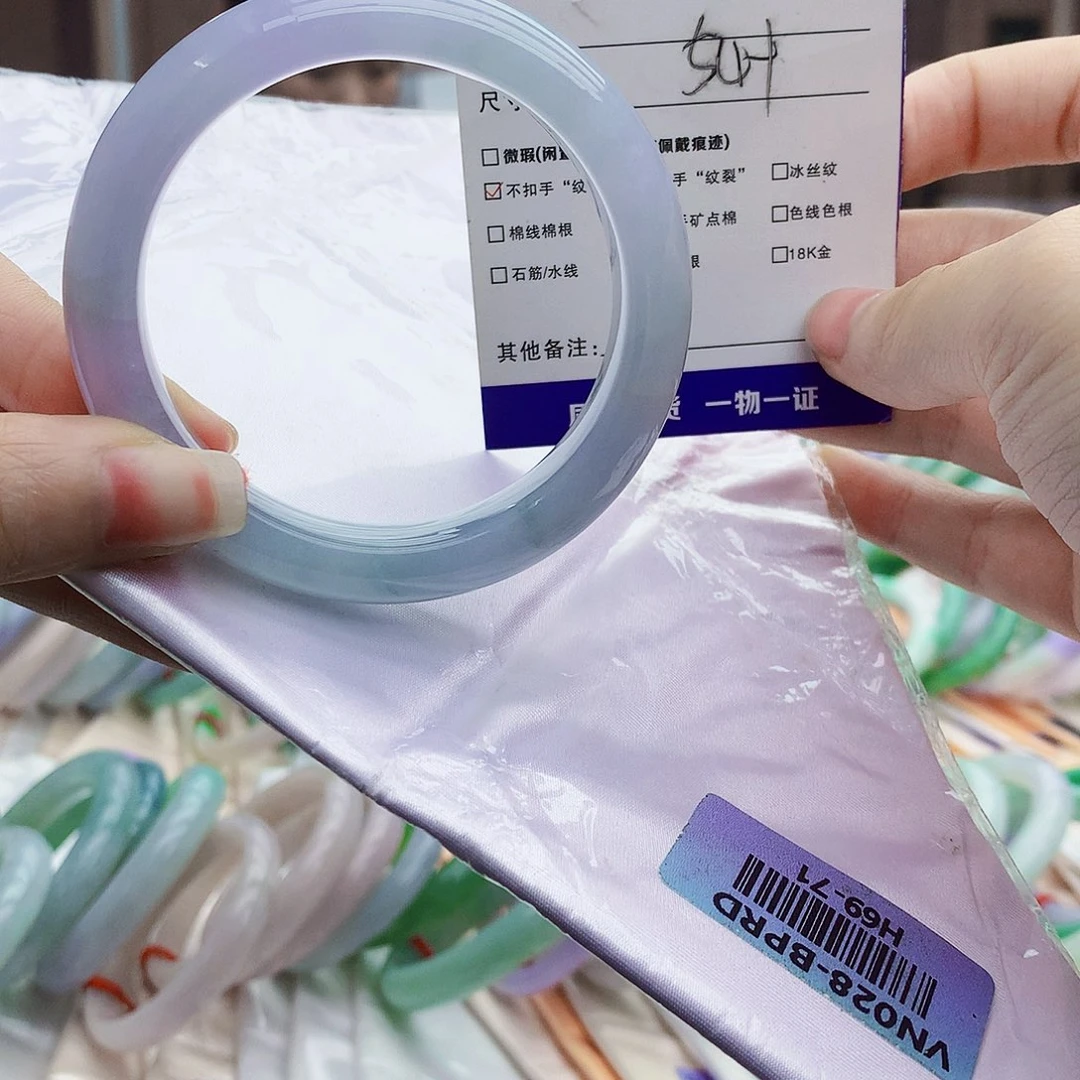 翡翠手镯未镶嵌The most common